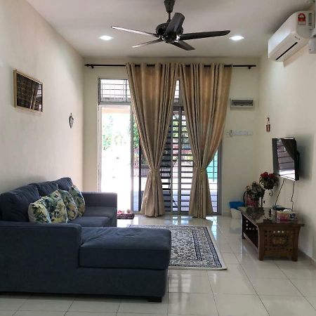 Magnolia 1 Homestay Кампунг-Куала-Бесут Экстерьер фото