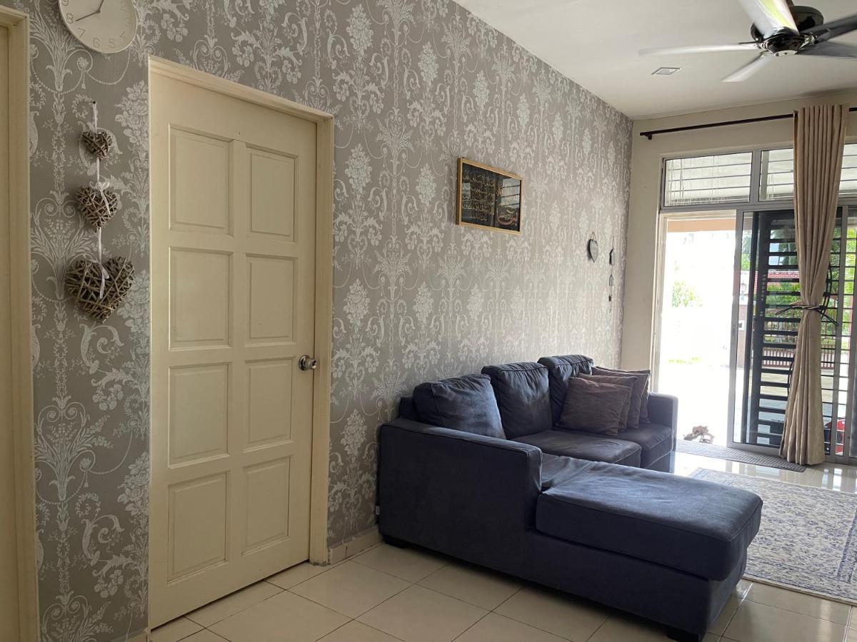Magnolia 1 Homestay Кампунг-Куала-Бесут Экстерьер фото