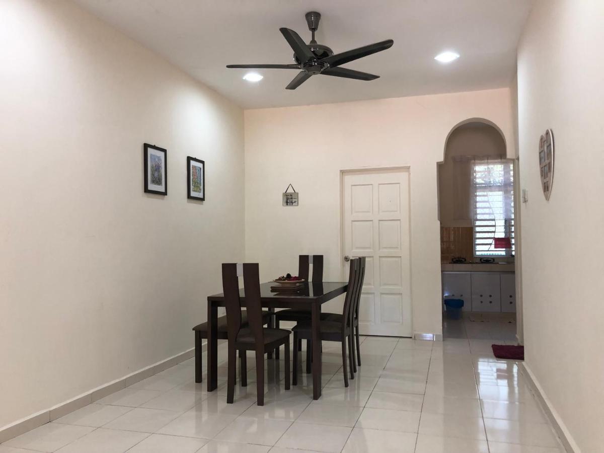 Magnolia 1 Homestay Кампунг-Куала-Бесут Экстерьер фото